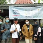 Kegiatan pemasangan banner KKN UMBY di padukuhan Tilaman