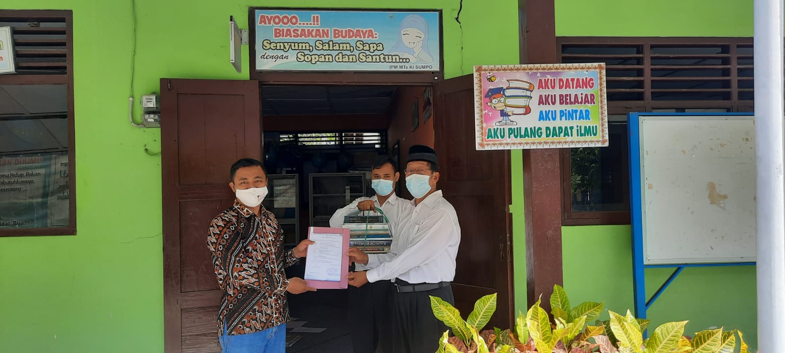 Bantuan Buku FKIP ke MTs Muhammadiyah Ponjong