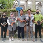 KKN 34 UMBY Bagikan Bibit Apel Putsa
