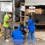 KKN 35 UMBY Pasang Petunjuk Arah Di Bendo Wukirsari