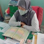 Guru MTsN 9 Sleman Saat Membaca Al Qur'an