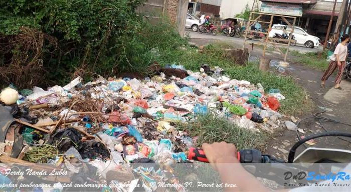Tumpukan Pembuangan Sampah Sembarangan yang berada di JI Metrologi VI Percut sei tuan Medan