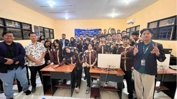 UNEJ Latih Siswa SMKN 3 Jember Kembangkan Game